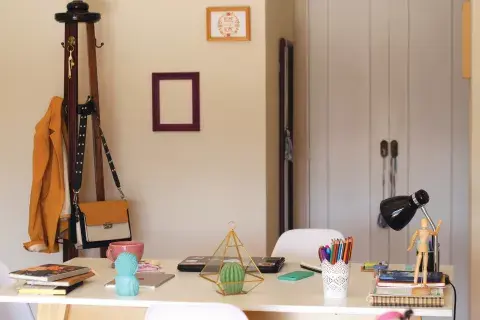 Si tuviste que armar un escritorio improvisado en la mesa del living, tratá de que sea de frente a una fuente de luz natural. Si tuviste que armar un escritorio improvisado en la mesa del living, tratá de que sea de frente a una fuente de luz natural.