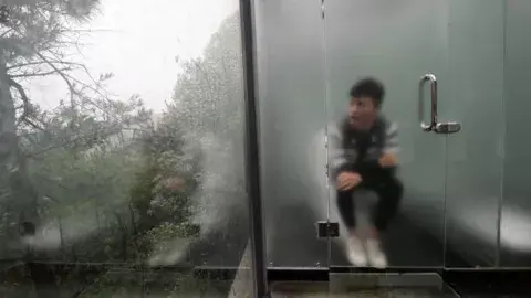 Los turistas van al baño rodeados por la naturaleza