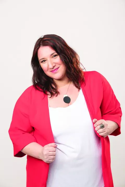 Beta Suárez: "El mazo genera conectividad, porque puede que haya miles y miles de mujeres leyendo una carta a la vez y en ese acto hay una voluntad de encontrarnos, de darnos espacio". Beta Suárez: "El mazo genera conectividad, porque puede que haya miles y miles de mujeres leyendo una carta a la vez y en ese acto hay una voluntad de encontrarnos, de darnos espacio".