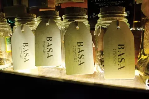 Sirven los tragos en frascos, petacas y vasos de aluminio, además de los tradicionales vasos y copas.