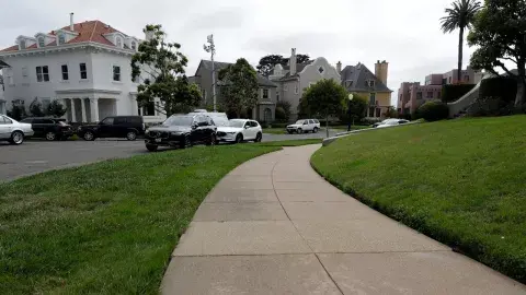Por el pago la pareja tiene la gestión de la calle y las veredas de Presidio Terrace Por el pago la pareja tiene la gestión de la calle y las veredas de Presidio Terrace