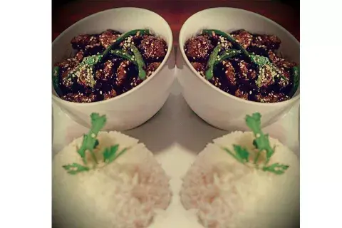 Wok de carne, morrón verde y verdeo en salsa de soja y azúcar negra, acompañado con arroz blanco Wok de carne, morrón verde y verdeo en salsa de soja y azúcar negra, acompañado con arroz blanco