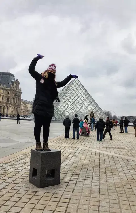 Museo del Louvre, desde afuera. Museo del Louvre, desde afuera.