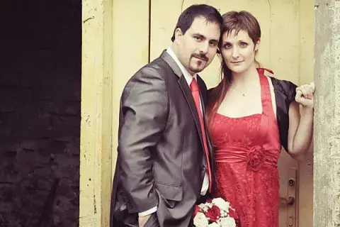 Andrea y Nicolás se comprometieron en su casa en obra