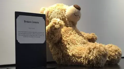 El visitante del Museo de las Relaciones Rotas encontrará mucho más que osos de peluche