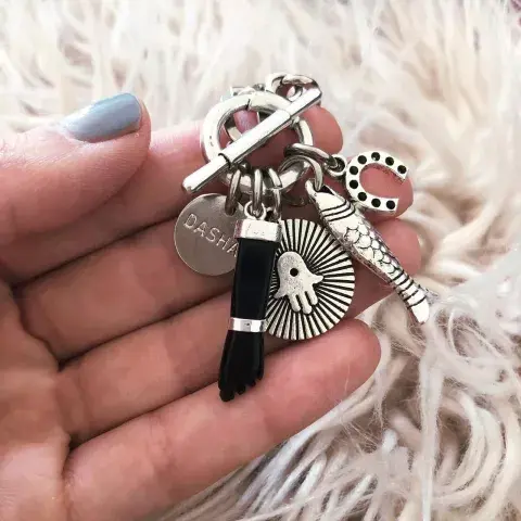 Vicky y Lu son amigas y creadoras de una de las marcas de accesorios más amadas de las redes. Vicky y Lu son amigas y creadoras de una de las marcas de accesorios más amadas de las redes.