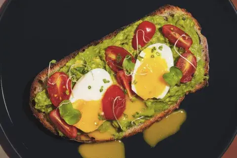 Tostada de masa madre de algarroba. Foto gentileza de The Avocado Republic Tostada de masa madre de algarroba. Foto gentileza de The Avocado Republic