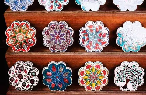 Además del ojo turco de cristal, la cerámica colorida es un gran souvenir Además del ojo turco de cristal, la cerámica colorida es un gran souvenir