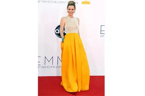 La actriz Leslie Mann optó por la falda en amarillo y  cortó el look con la parte de arriba en blanco y nude. ¡Se jugó con los accesorios!