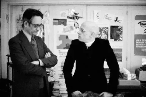 El filósofo Michel Foucault con el escritor Claude Mauriac El filósofo Michel Foucault con el escritor Claude Mauriac