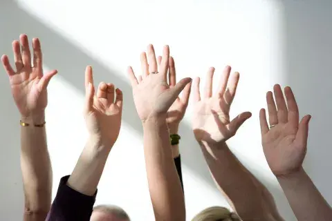 Levanten la mano antes de contestar... Levanten la mano antes de contestar...