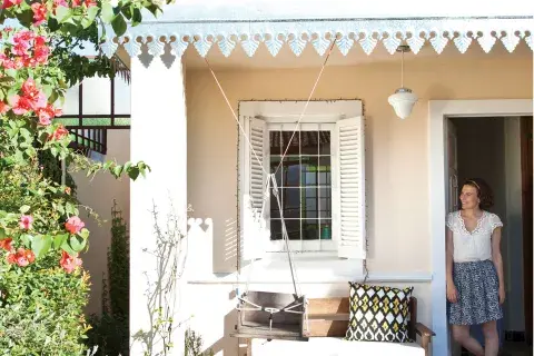 El frente de la casa lo adornó con cenefas ($79 el metro, Zinguería Maipú). El sillón lo compró por MercadoLibre y lo acompañó con un almohadón hindú ($745, Salmón Tienda)