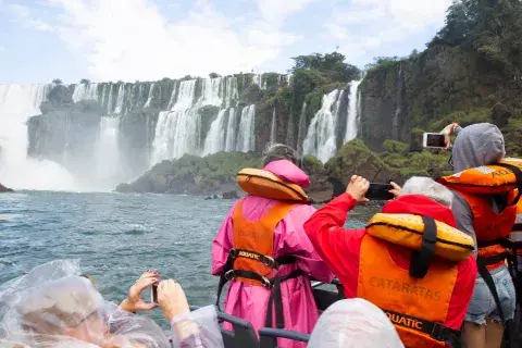 Misiones es subtropical, sin estación seca, con máximas de 33 °C en verano y mínimas de 10 °C en pleno invierno. Lo ideal es viajar en estaciones intermedias. Misiones es subtropical, sin estación seca, con máximas de 33 °C en verano y mínimas de 10 °C en pleno invierno. Lo ideal es viajar en estaciones intermedias.