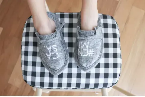 Calzado de entre casa, para andar cómoda y calentita mientras trabajás. Estas chanclas son de Ambos UNICO (@ambosuni.co) y hacen modelos para toda la familia. Las de adultos salen $1200 y las de niños, $1000. Hay descuentos por pack familiar.