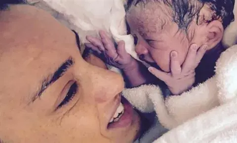 María Julia Olivan con Antonio, a minutos de su nacimiento