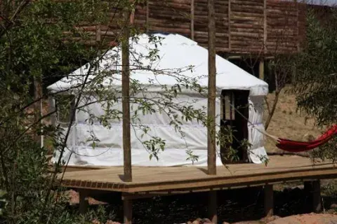 En Pueblo Barrancas, Uruguay, se puede hacer glamping en estos yurts para dos personas En Pueblo Barrancas, Uruguay, se puede hacer glamping en estos yurts para dos personas