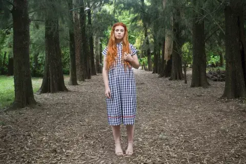 Vestido con estampa Vichy, Reir, Enloquecer, $2640. Sandalias chatas, Vrote, $2300. Vestido con estampa Vichy, Reir, Enloquecer, $2640. Sandalias chatas, Vrote, $2300.