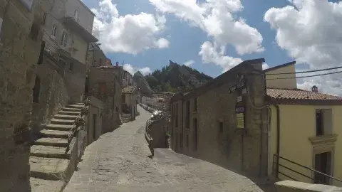 El casco antiguo de la ciudad o barrio de Arabata, al que se accede por pasadizos con escaleras El casco antiguo de la ciudad o barrio de Arabata, al que se accede por pasadizos con escaleras