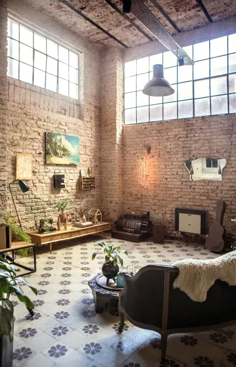 Desde el frente de la casa hacia atrás, el living es el último ambiente, epicentro de encuentros con amigos y artistas. Las paredes y el techo descascarado le dan mucha personalidad. Desde el frente de la casa hacia atrás, el living es el último ambiente, epicentro de encuentros con amigos y artistas. Las paredes y el techo descascarado le dan mucha personalidad.