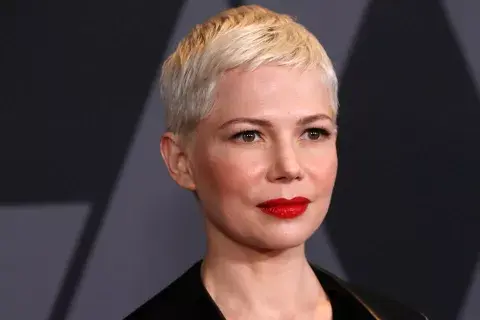 Michelle Williams con un pixie platinado increíble, la prueba viviente de que, a veces, menos es más Michelle Williams con un pixie platinado increíble, la prueba viviente de que, a veces, menos es más
