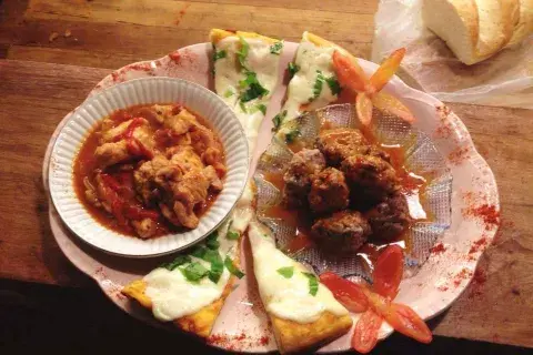 Tapeo de albondiguitas en tuco casero, pizzetas de rúcula y muzzarella y pollo a la portuguesa. Tapeo de albondiguitas en tuco casero, pizzetas de rúcula y muzzarella y pollo a la portuguesa.