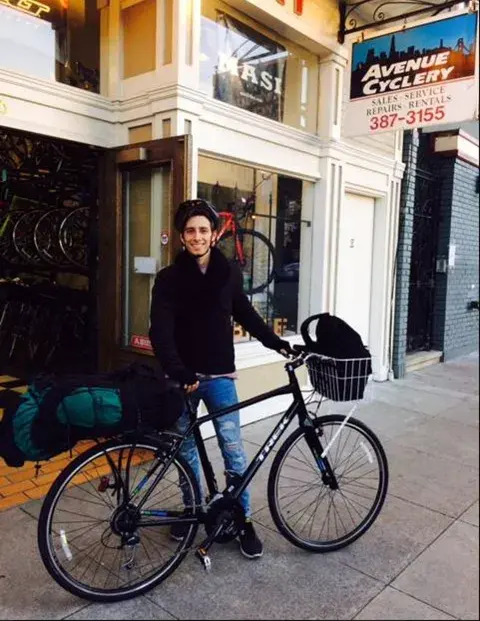 Facundo, fotografiado por el bicicletero de San Francisco que lo ayudó en la preparación del viaje