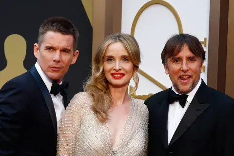 Ethan Hawke, Julie Delpy y Richard Linklater en la alfombra roja de los Oscar, en 2014 Ethan Hawke, Julie Delpy y Richard Linklater en la alfombra roja de los Oscar, en 2014