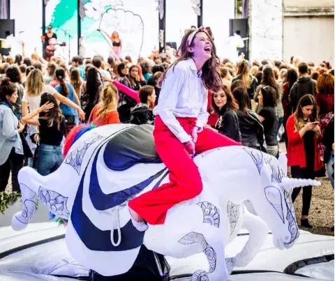 Muchas de las asistentes intentaron "domar" al unicornio mecánico Muchas de las asistentes intentaron "domar" al unicornio mecánico