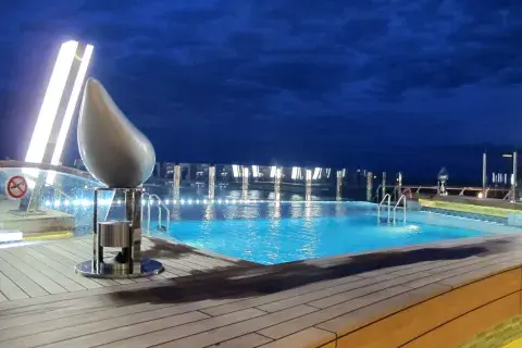 La piscina de sensación infinita se funde en el horizonte La piscina de sensación infinita se funde en el horizonte