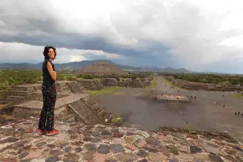 Sobre la pirámide de la Luna, en Teotihuacan, una visita imperdible en México. Sobre la pirámide de la Luna, en Teotihuacan, una visita imperdible en México.