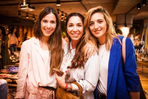 Agus Ramos Mejía, Belu Moroni y Bernardita Siutti, felices con la premiación. Agus Ramos Mejía, Belu Moroni y Bernardita Siutti, felices con la premiación.
