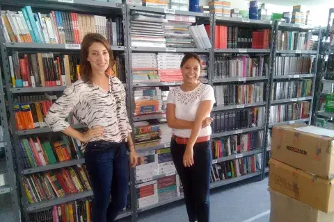 Micaela Somoza de Marketing y Agustina Gaona, Head of Books me muestran el depósito de Linio.com. De ahí salen los libros que tienen en stock para poder hacer el famoso fast delivery,es decir entregar entre las 24 y las 48 horas de efectuada la compra. Micaela Somoza de Marketing y Agustina Gaona, Head of Books me muestran el depósito de Linio.com. De ahí salen los libros que tienen en stock para poder hacer el famoso fast delivery,es decir entregar entre las 24 y las 48 horas de efectuada la compra.