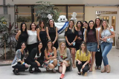 Eliana Banchik, Presidenta de Michelin Argentina, con parte del equipo de mujeres que trabaja en la compañía. Eliana Banchik, Presidenta de Michelin Argentina, con parte del equipo de mujeres que trabaja en la compañía.