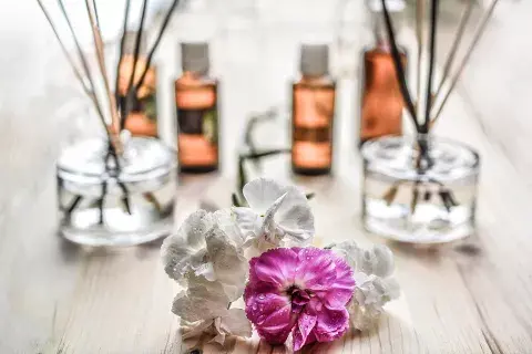 La Aromaterapia es una terapia natural en la que se implementan aceites esenciales La Aromaterapia es una terapia natural en la que se implementan aceites esenciales