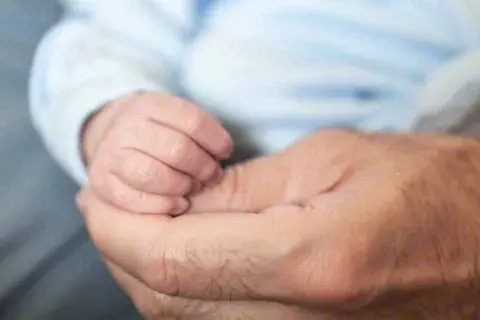 La Epidermolisis Bullosa (EB) pertenece al grupo de Enfermedades Poco Frecuentes que existen en el país y a nivel mundial La Epidermolisis Bullosa (EB) pertenece al grupo de Enfermedades Poco Frecuentes que existen en el país y a nivel mundial