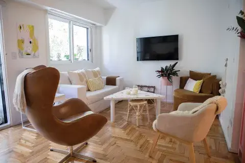 Para este sector, eligió un sillón con funda de tussor off white, almohadones Abstrac (Paysana), banquitos de mimbre (Mimbrería Marcovecchio Hnas.), sillón Egg (Amparo be.) y mesa de terrazo (Ziuk Tienda) como toque original. Para este sector, eligió un sillón con funda de tussor off white, almohadones Abstrac (Paysana), banquitos de mimbre (Mimbrería Marcovecchio Hnas.), sillón Egg (Amparo be.) y mesa de terrazo (Ziuk Tienda) como toque original.