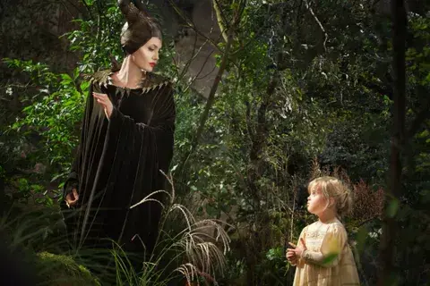 El personaje asustaba tanto a los chicos que solo la hija de Angelina se animó a acercarse en la película El personaje asustaba tanto a los chicos que solo la hija de Angelina se animó a acercarse en la película