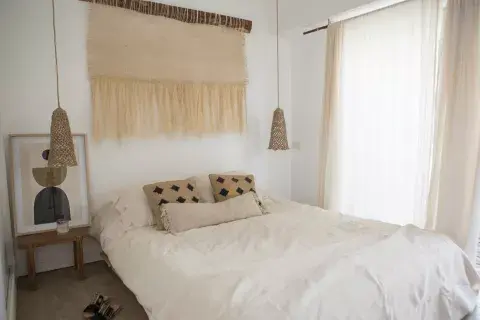 El cuadro es de la arquitecta Sofi Rametta. La simpleza la completan el cubrecama (Aruna Home) y la única mesita de luz (La Ferme Muebles). 