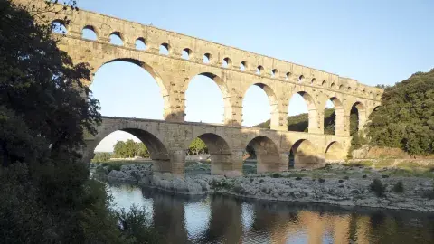 Puente de 275 metros de alto sobre el río Gardon Puente de 275 metros de alto sobre el río Gardon
