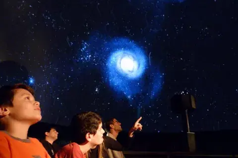 Disfrutá de un viaje desde la Tierra y hasta los confines de nuestra galaxia en el Planetario