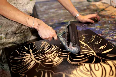 La xilografía es una técnica de grabado en madera que puede trasladarse a distintos soportes La xilografía es una técnica de grabado en madera que puede trasladarse a distintos soportes