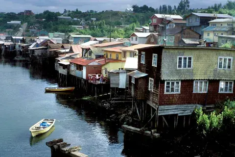 En Castro, a orillas del río Gamboa, las típicas casas sobre palafitos y con tejuelas En Castro, a orillas del río Gamboa, las típicas casas sobre palafitos y con tejuelas
