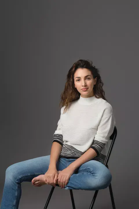 Suéter, Vitamina, $3800. Jeans, Rapsodia, $3200. Suéter, Vitamina, $3800. Jeans, Rapsodia, $3200.