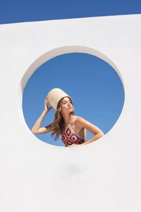 TOP (MUNAY, $8900), AROS (HANDMADE BY LE SIRENE, $5900).