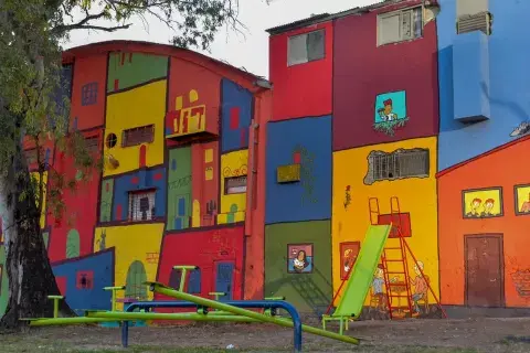 La costanera cordobesa ofrece un paseo al aire libre entre murales. La costanera cordobesa ofrece un paseo al aire libre entre murales.