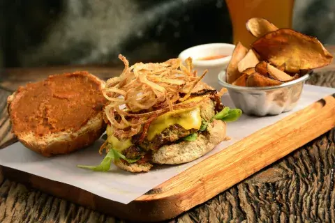 Veggie o Vegan Burger acompañada de cervezas artesanales. Foto gentileza de: Desarmadero