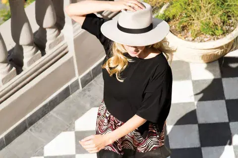 Sombrero de paño, blusa de seda y falda (todo de Clara Ibarguren by Julieta, $1760, $1230 y $1600), stilettos de gamuza (Grimoldi, $1800).