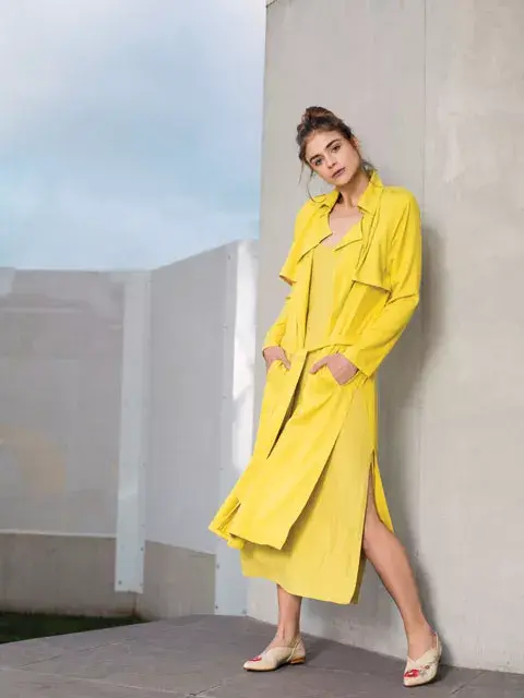 Trench, vestido musculosa (Comité Apparel, $2990 y $1370), zapatos (Sofi Martiré, $3490)