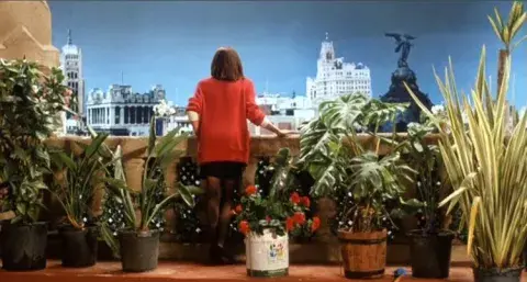 Carmen Maura contempla la Gran Vía en la primera escena de Mujeres al borde de un ataque de nervios Carmen Maura contempla la Gran Vía en la primera escena de Mujeres al borde de un ataque de nervios