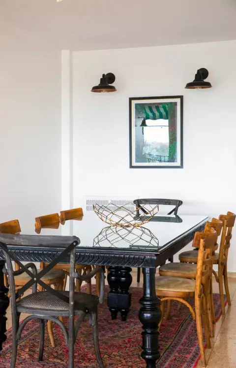 Juego de comedor (La Rueda) y centro de mesa de metal (BoConcept). La alfombra del comedor la trajo la mamá de Trini de Estambul Juego de comedor (La Rueda) y centro de mesa de metal (BoConcept). La alfombra del comedor la trajo la mamá de Trini de Estambul